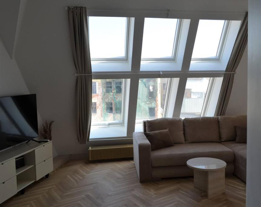 Luxury Apartment With A Balcony And View In Riga Old Town Luaran gambar
