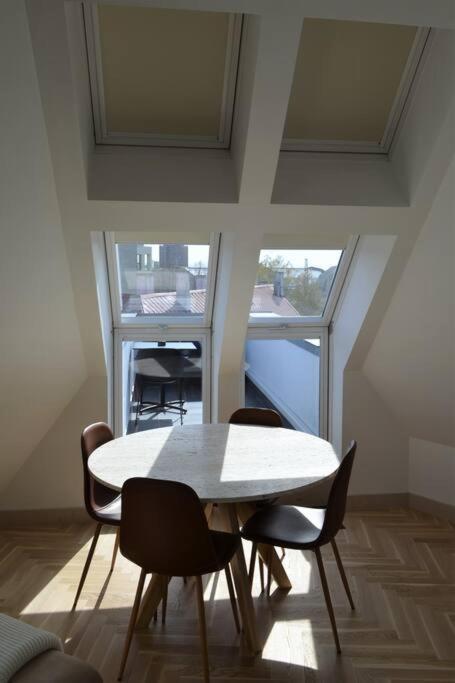 Luxury Apartment With A Balcony And View In Riga Old Town Luaran gambar