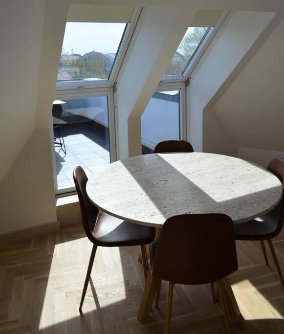 Luxury Apartment With A Balcony And View In Riga Old Town Luaran gambar